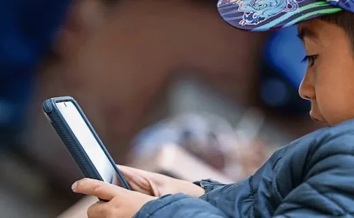 Celular es la única tecnología para 13.1 millones de menores; ven vacíos en consulta de SEP