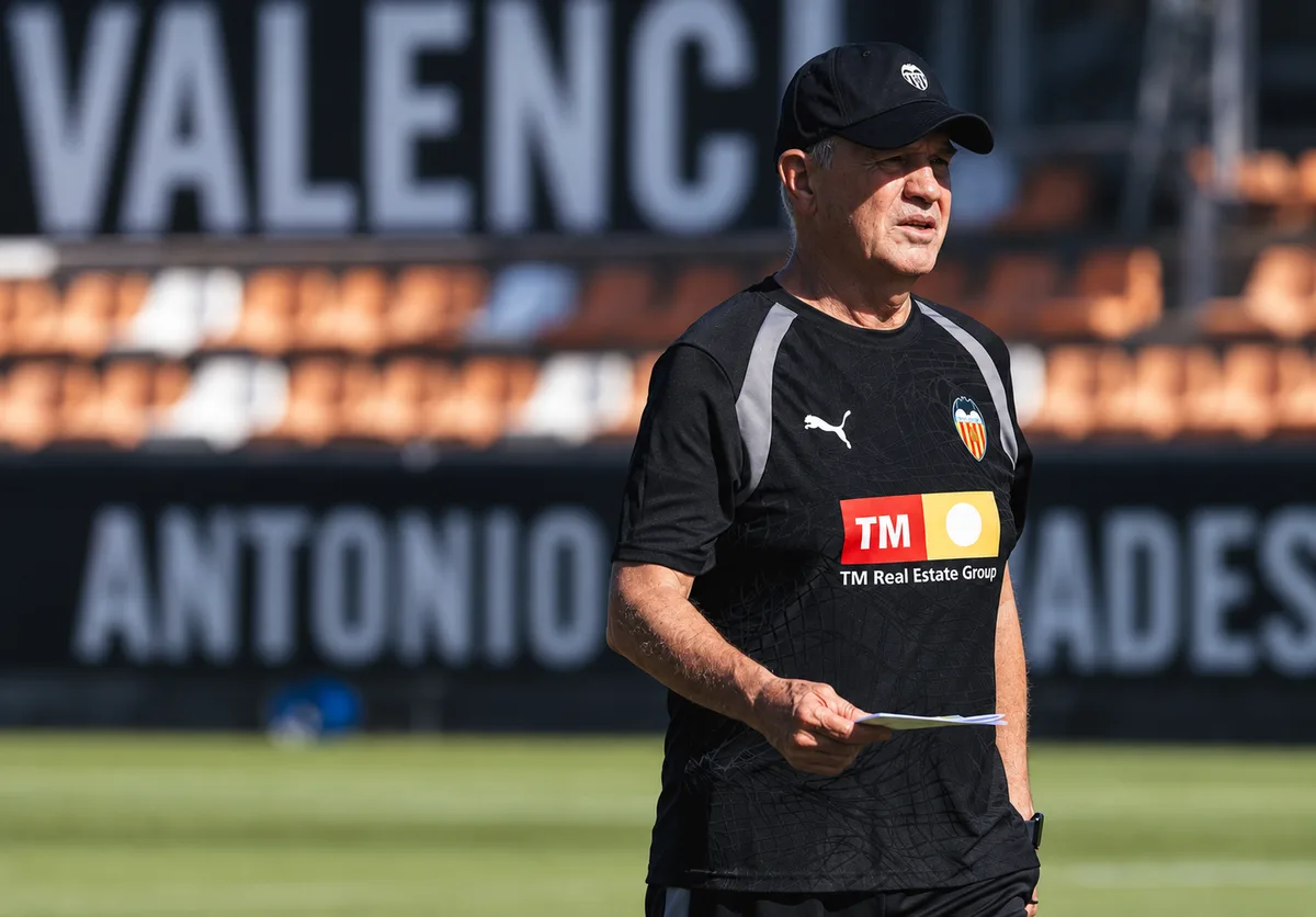 Javier Aguirre aprieta al Valencia: así fue su primer entrenamiento