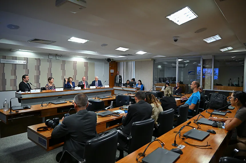 'Centros-dia' para idosos são elogiados, mas debate na CDH alerta para custo