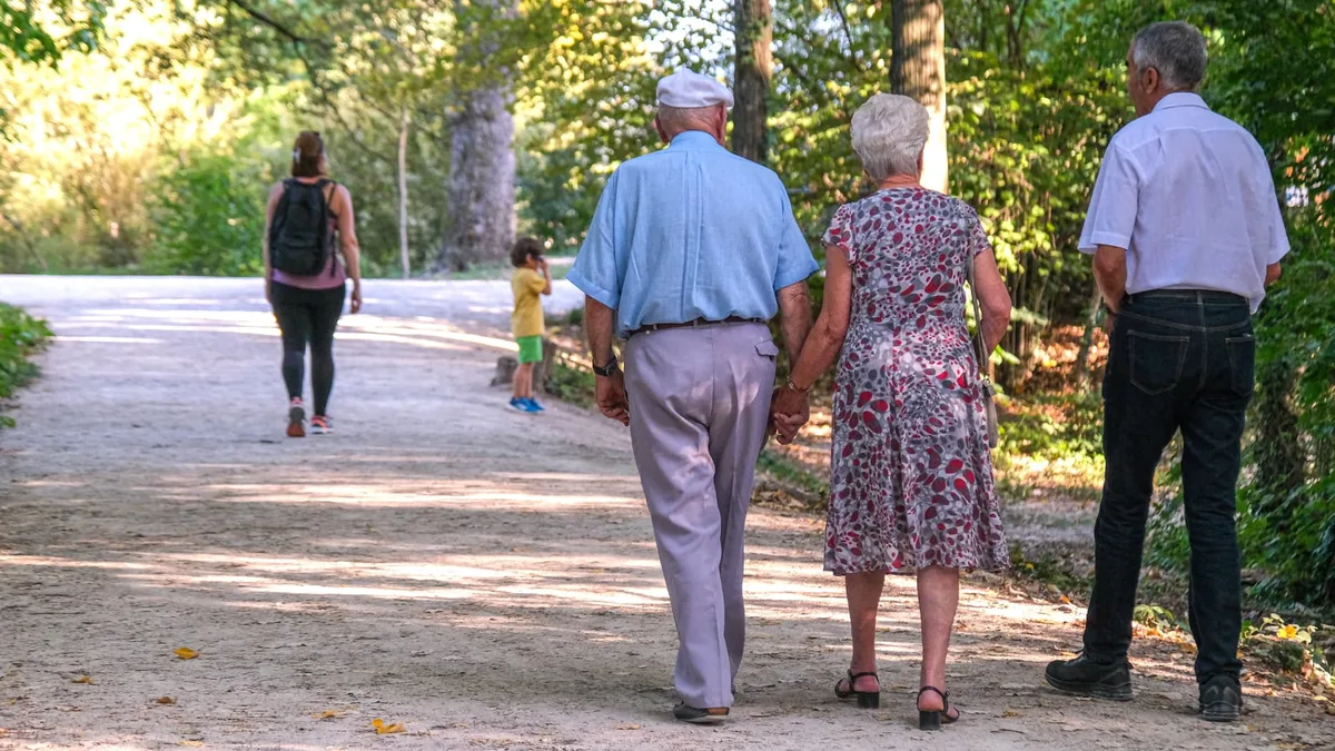 "Il y aura des perdants": le gel des pensions au-delà de 3.000 euros bruts coûterait 650 euros par an aux retraités mais pourrait rapporter au moins 1 milliard d'euros à l'Etat
