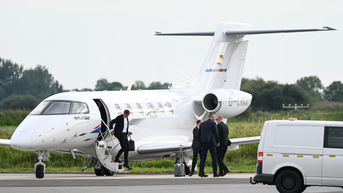 VW-Betriebsversammlungen: Wie Blume mit dem VW-Flieger von Werk zu Werk eilt