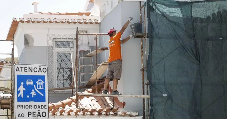 Aumento do salário mínimo para 970 euros assumido no OE2027