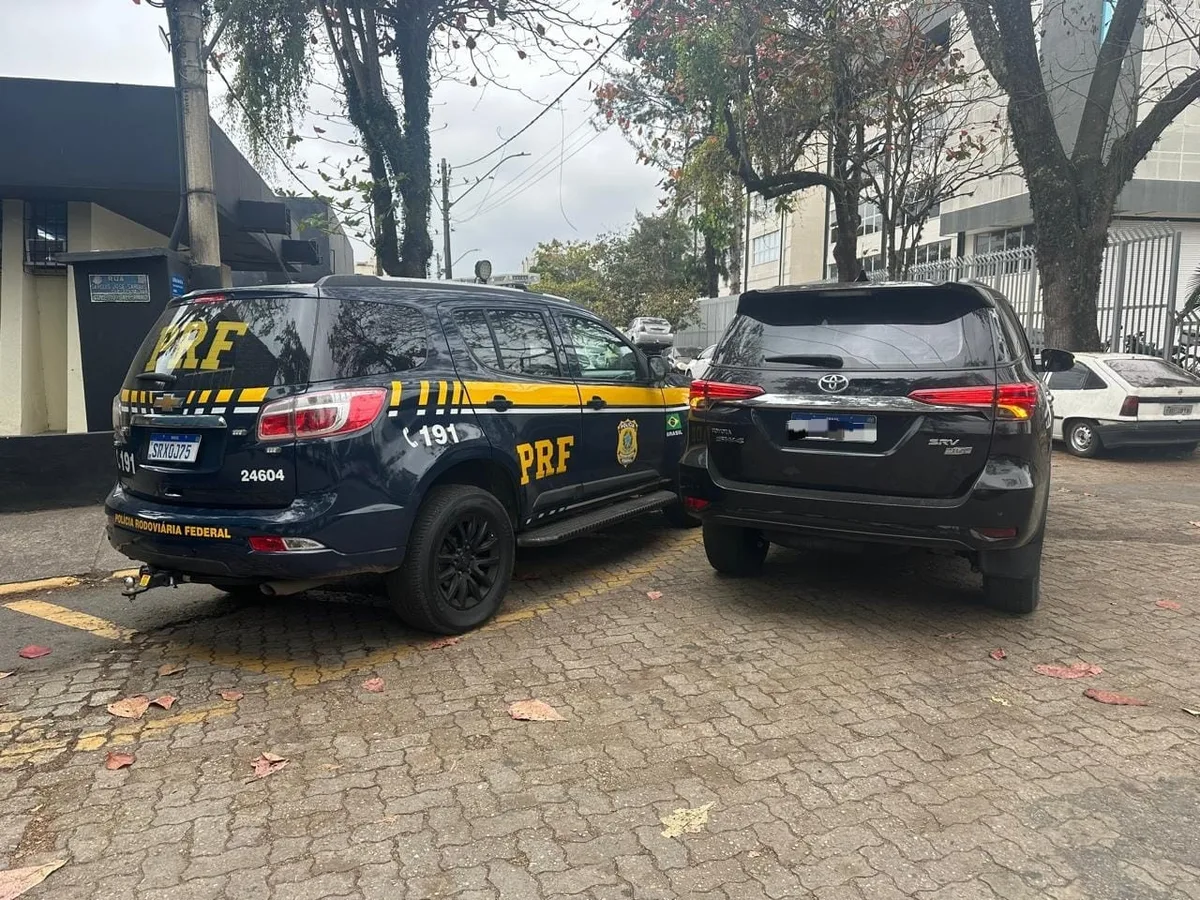 Homem é preso com carro furtado na Via Dutra, em Resende