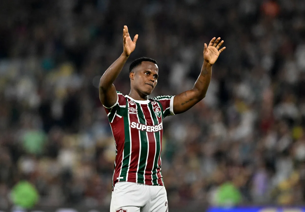 Arias reencontra torcida do Fluminense no Maracanã pela primeira vez desde a saída do clube