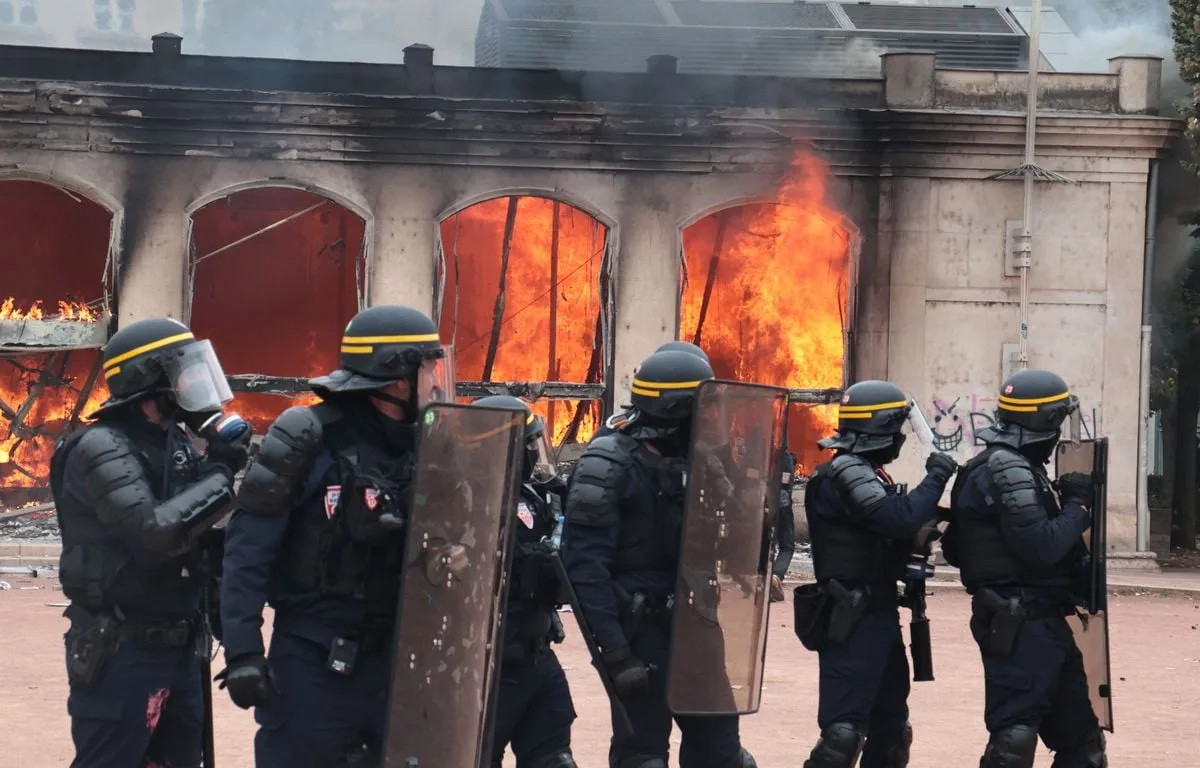 Mobilisation du 17 octobre : Une antenne de l’office de tourisme de Lyon saccagée et incendiée