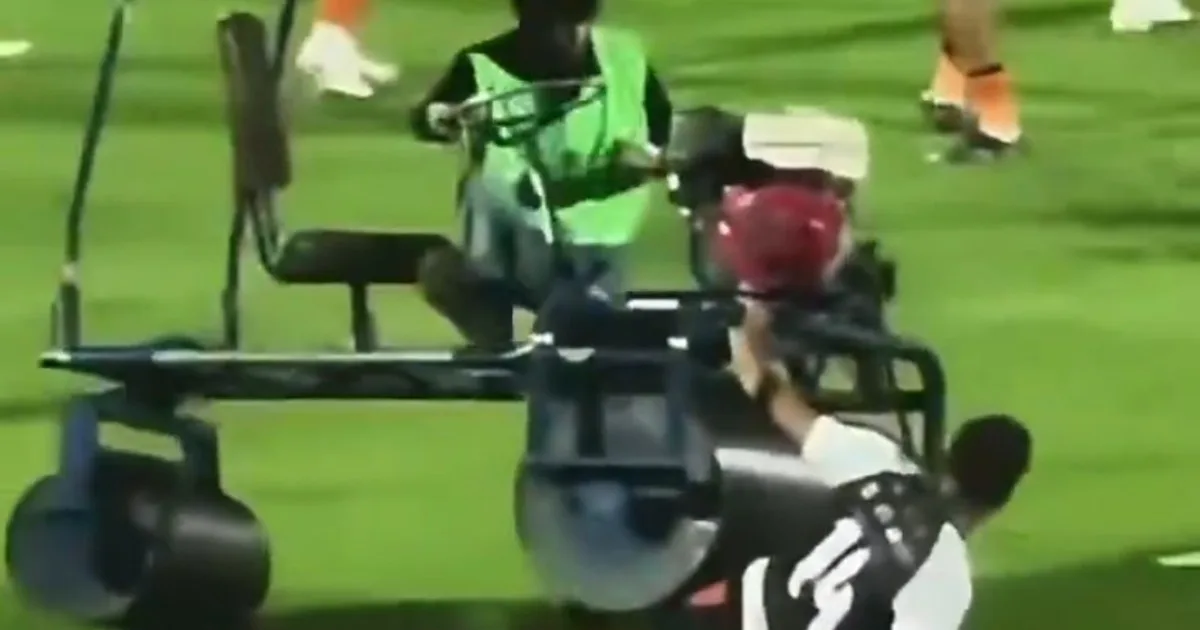 Insólito momento en el fútbol tailandés: un carrito le arrolló la pierna a un jugador durante la entrada en calor