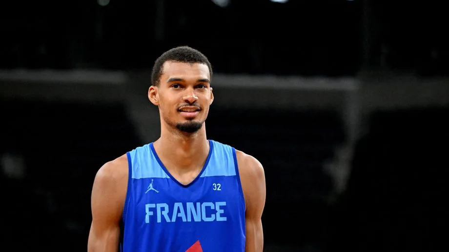 La superstar mondiale Victor Wembanyama et les Bleus du basket débarquent à Orléans