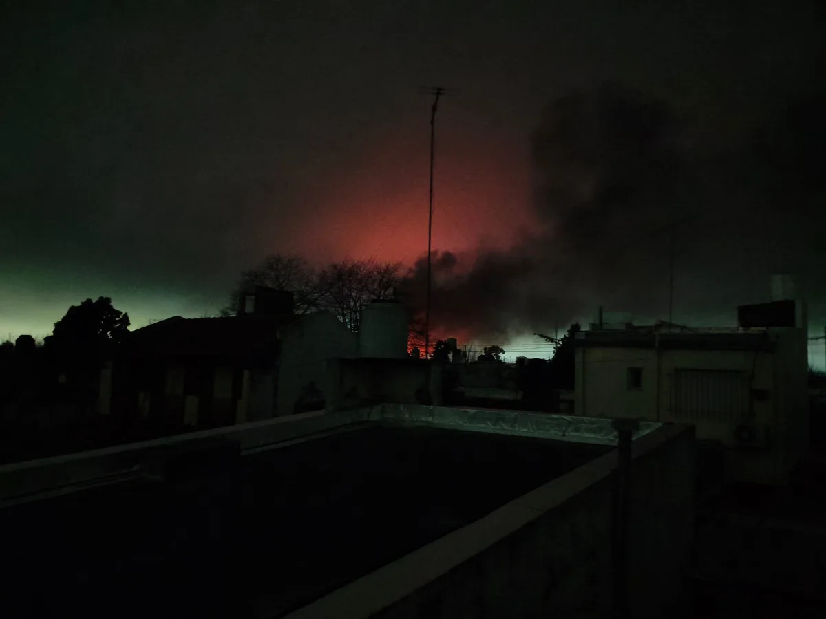 Gran apagón en La Plata por el incendio que se desató en una central eléctrica de Tolosa