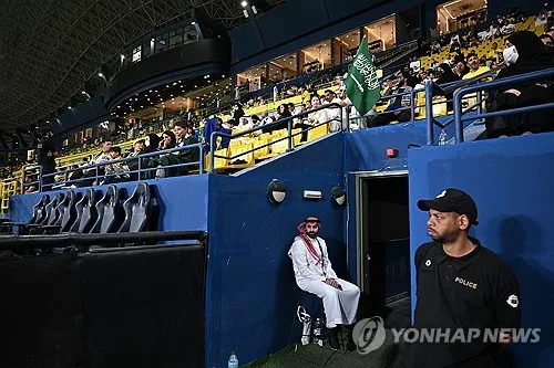 리야드에 공습경보…호날두의 알나스르 ACLE 경기 1시간 지연