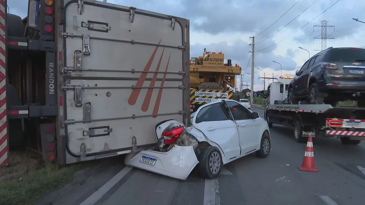 Mulher morre após carreta tombar em cima de carro na BR-232; duas pessoas ficam feridas