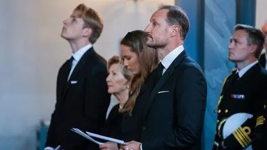 König Haakon VIII. und seine Familie gedenken Harald V.