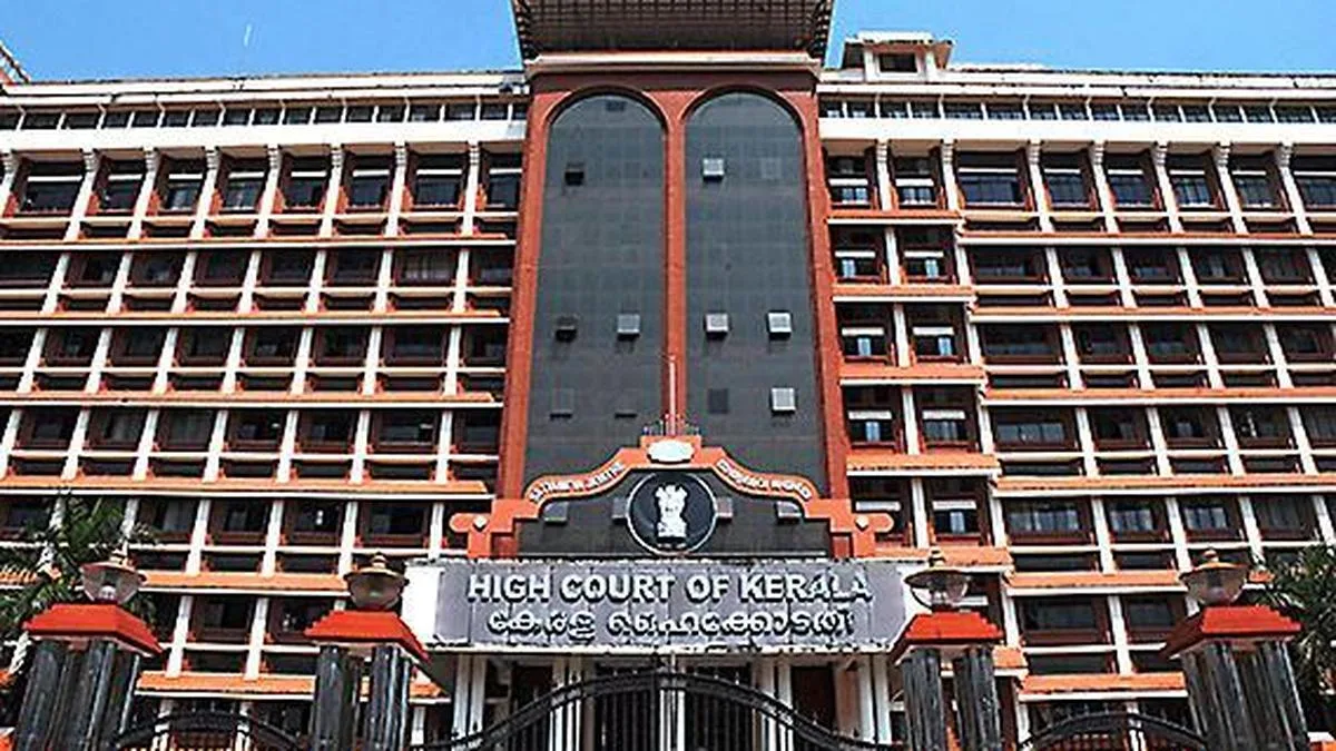 Kerala High Court directs Bar Council to publish list of 1,157 advocates without valid practice certificates