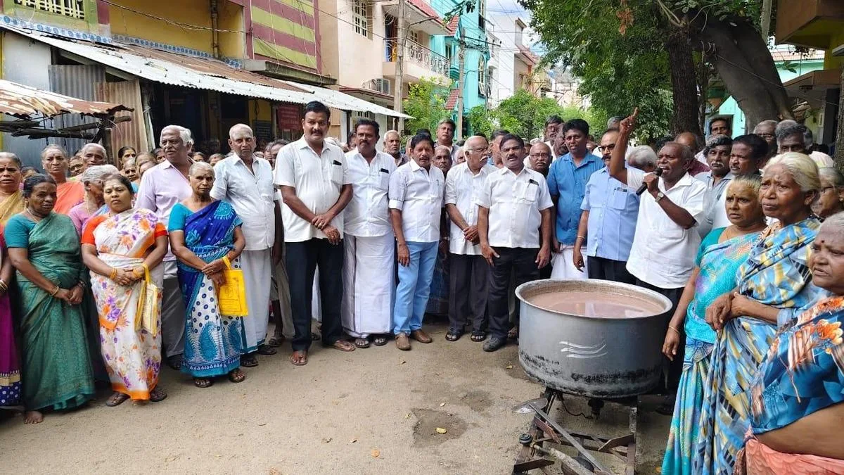 Weavers open gruel centre at Rajapalayam