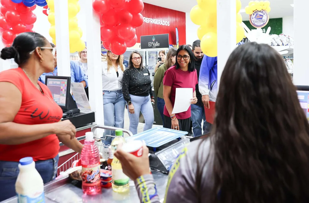 Delcy Rodríguez entrega el Mercal número 200 recuperado en Caracas