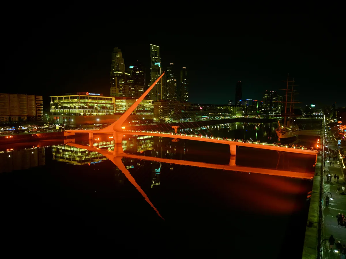 La Ciudad de Buenos Aires iluminó de naranja sus principales monumentos para homenajear a donantes de órganos y sus familias