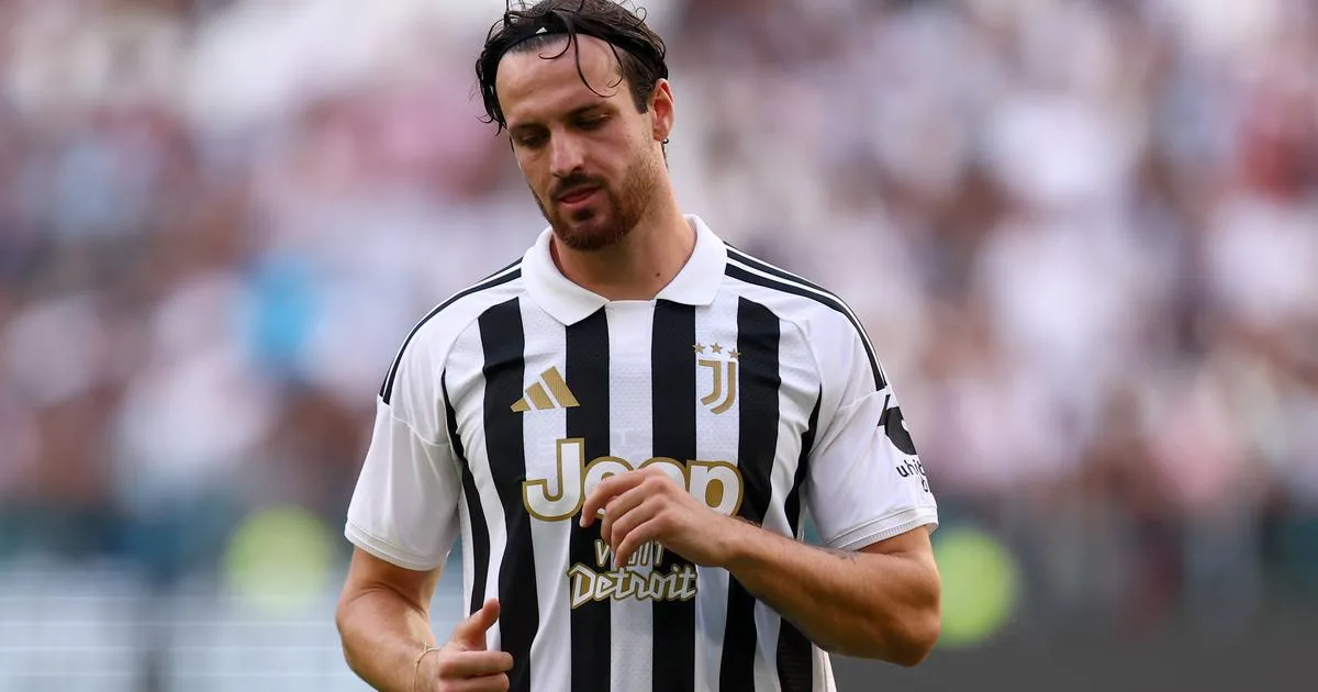 Jogador da Juventus rasteirado por adepto em invasão de campo tem início de época em risco