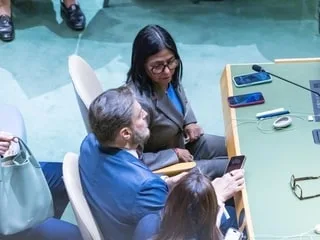 Venezuela : la présidente rencontre Trump, la cheffe de l’opposition Machado empêchée de rentrer au pays