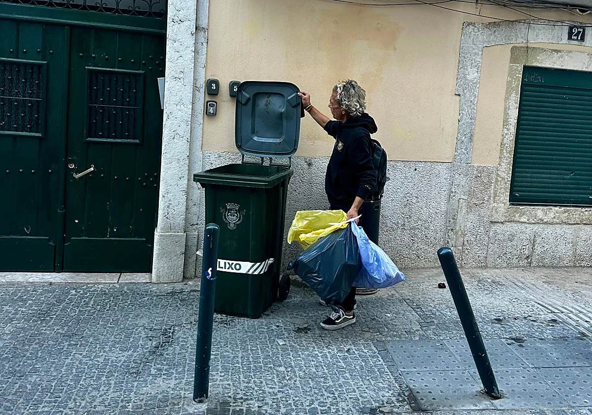 «Mil euros por recoger latas»: el negocio de la basura que ha llevado al caos a Portugal y llegará a España