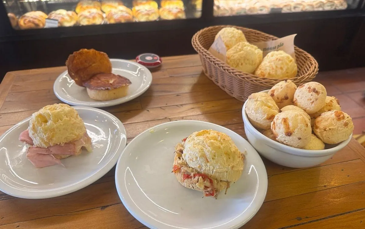Dia do Pão de Queijo: ícone da culinária mineira ganha versões 'na chapa', 'misto quente' e 'churros'