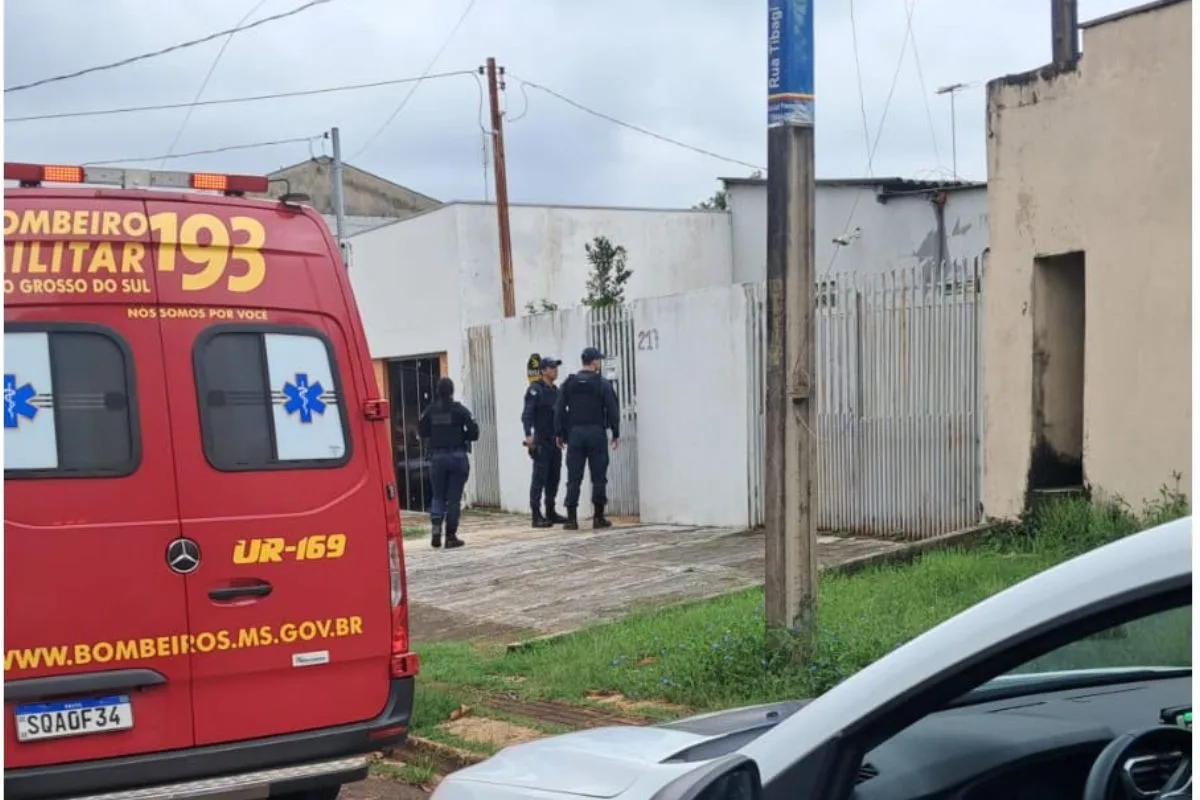 Homem é preso após arremessar machado na cabeça de esposa em MS