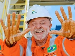 Le pétrole, « passeport pour l’avenir » : au Brésil, Lula veut-il vraiment sortir des énergies fossiles ?