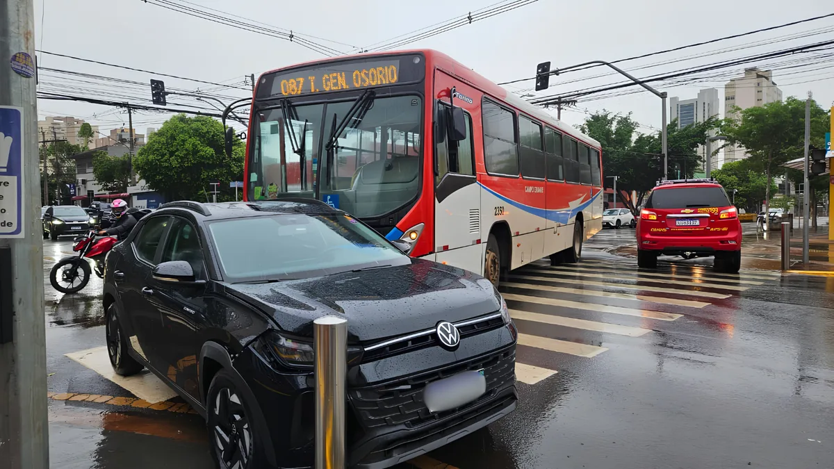 Casal de turistas da África do Sul confunde sinalização e é atingido por ônibus
