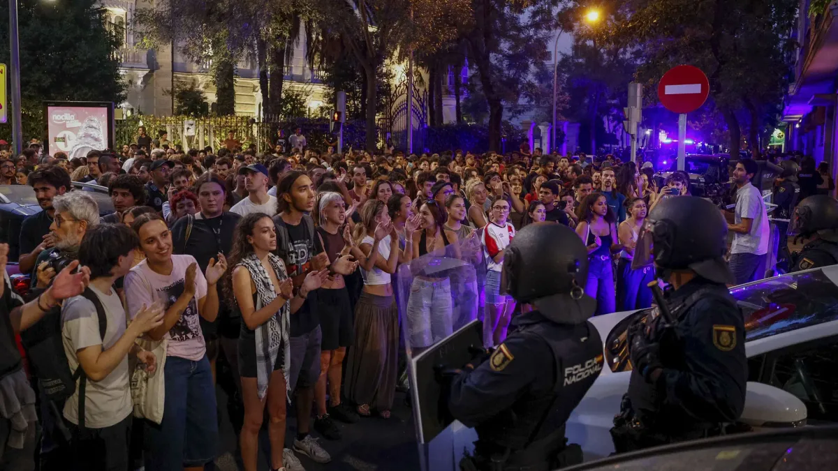 Miles de personas protestan por el desahucio de Maricarmen, la anciana que vivía desde hace siete décadas en un piso de Madrid