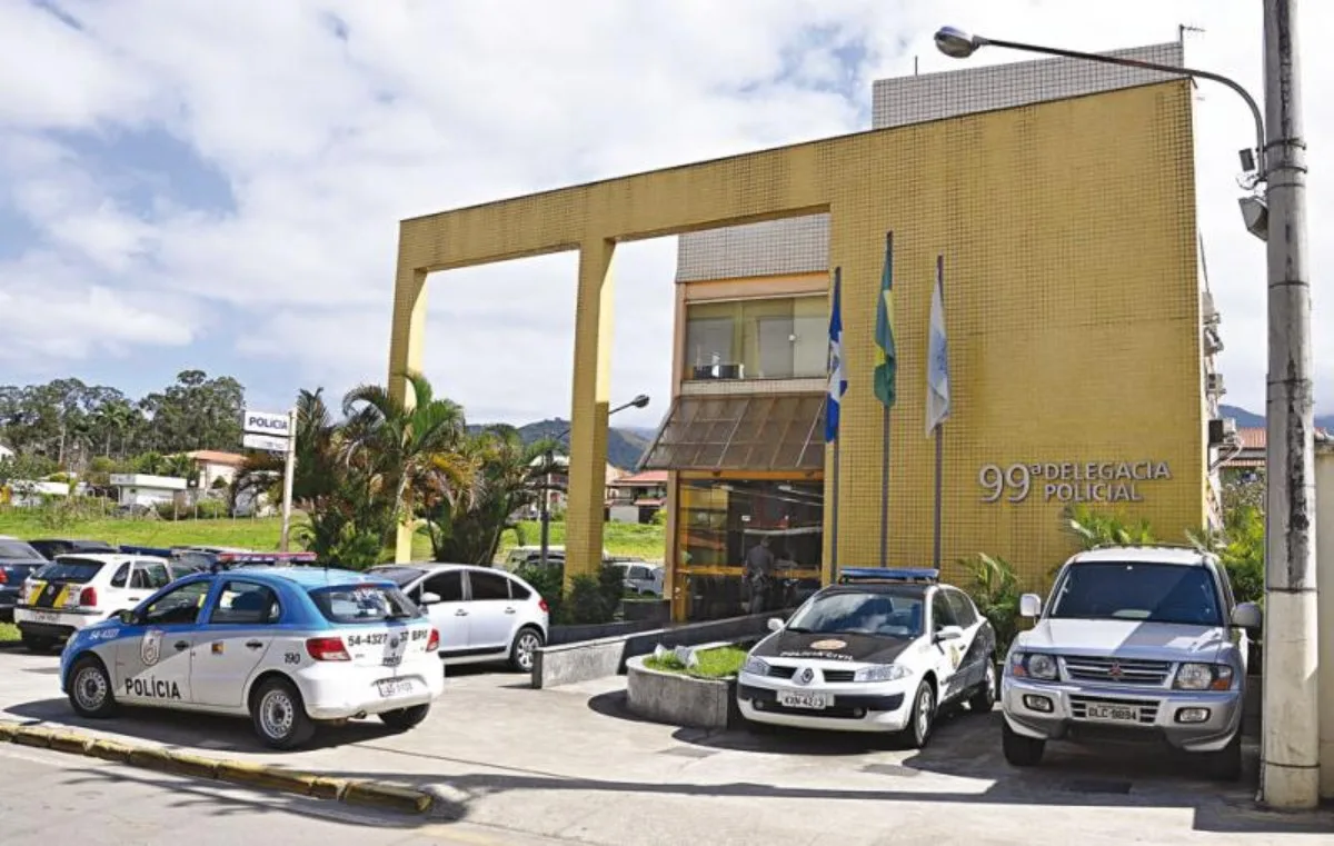 Homem é morto a tiros dentro de carro em Itatiaia