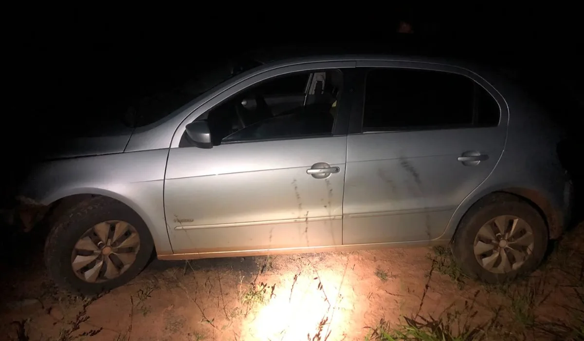 Homem é preso após abandonar carro roubado e tentar fugir para área de mata no interior de SP