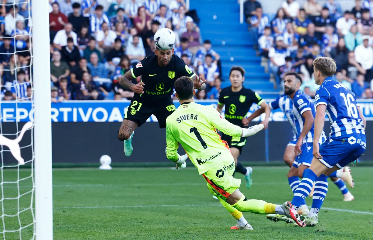 El Atlético de Madrid rompe el maleficio de Mendizorroza y se impone a un guerrillero Alavés al ritmo de Álex Baena y el Cuti Romero
