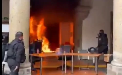 Grupos violentos prenden fuego a la puerta del Congreso de Jalisco tras marcha por el agua; lanzan bombas molotov y petardos