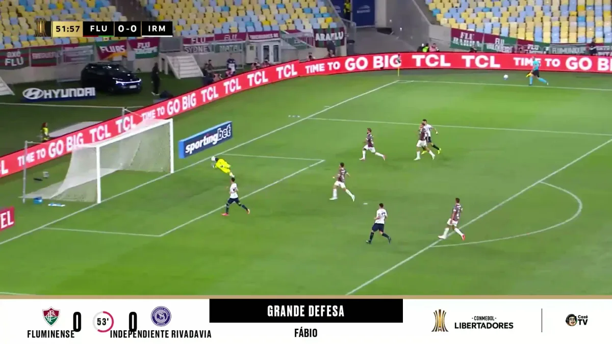Fábio mostra ótimo reflexo e salva gol contra do Fluminense; veja