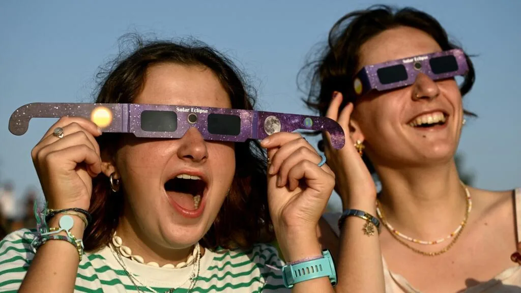 Eclipse solar atrai multidões na Europa e mergulha regiões da Espanha na escuridão