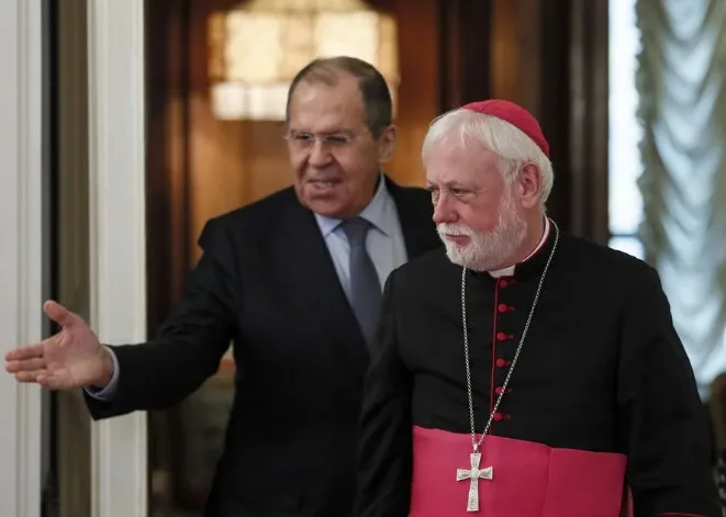 Emisario del Vaticano le dice a Lavrov que "el diálogo es más importante que nunca"