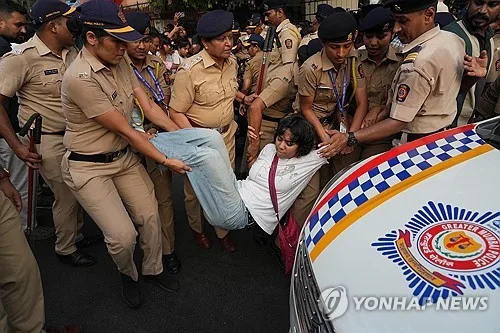 거세진 인도 선관위원장 퇴진 시위…모디 총리의 장기집권 위협