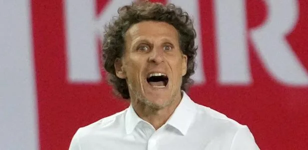 Uruguai e Equador perdem nas estreias dos técnicos Forlán e Gallardo