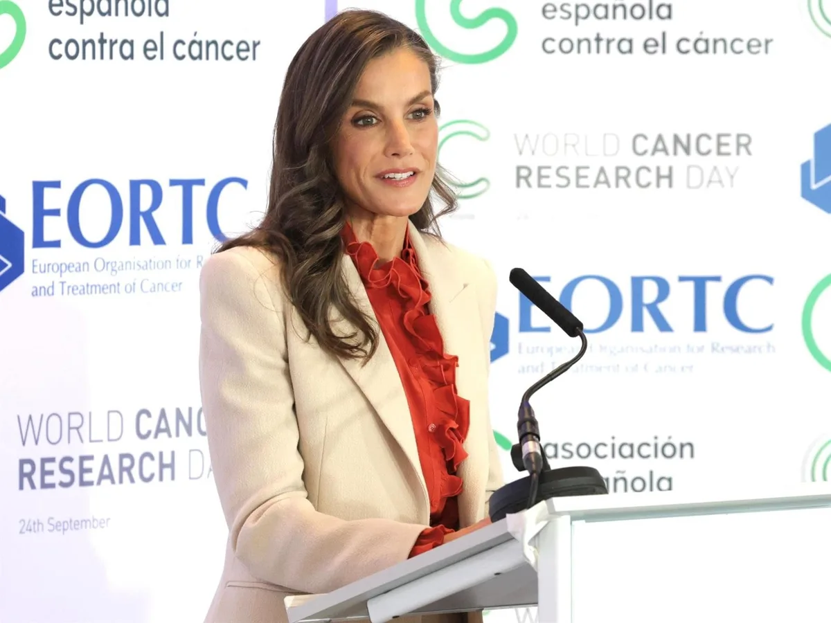 La Reina Letizia cautiva en Bruselas con un look ejecutivo protagonizado por una blusa de estreno naranja de volantes