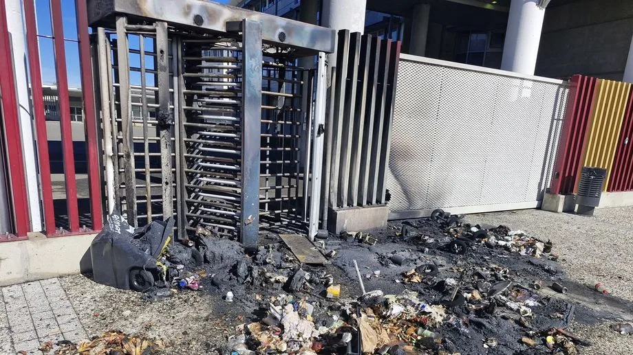 Mobilisation lycéenne : deux mineurs poursuivis pour avoir incendié le portique d'un lycée de Tarbes