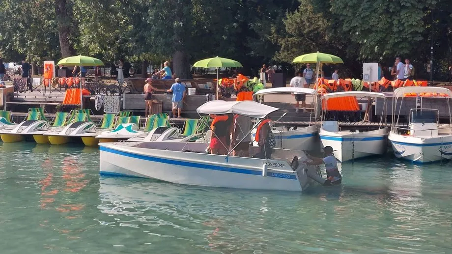 Canicule : le niveau du lac d'Annecy en baisse de 20 cm, près des pontons, les bateaux partent moteur relevé