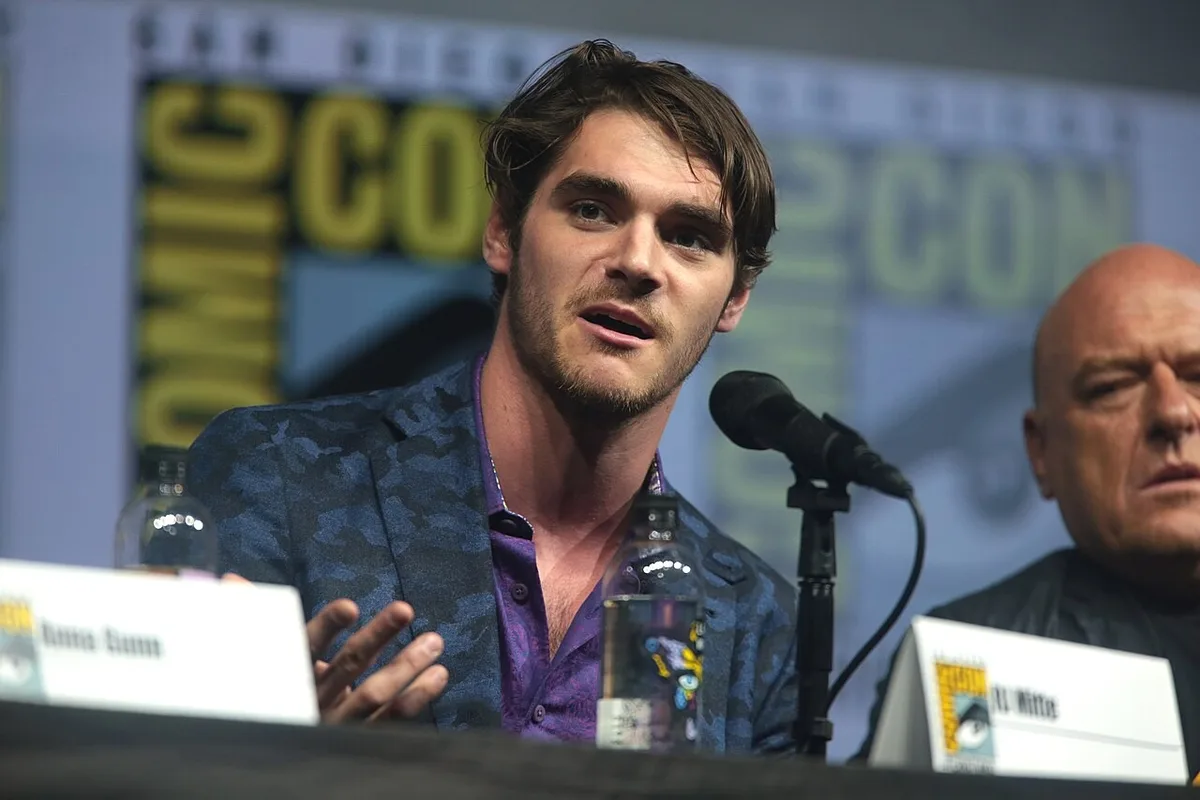 Morre RJ Mitte: ator de Breaking Bad tinha paralisia cerebral e lutava por inclusão