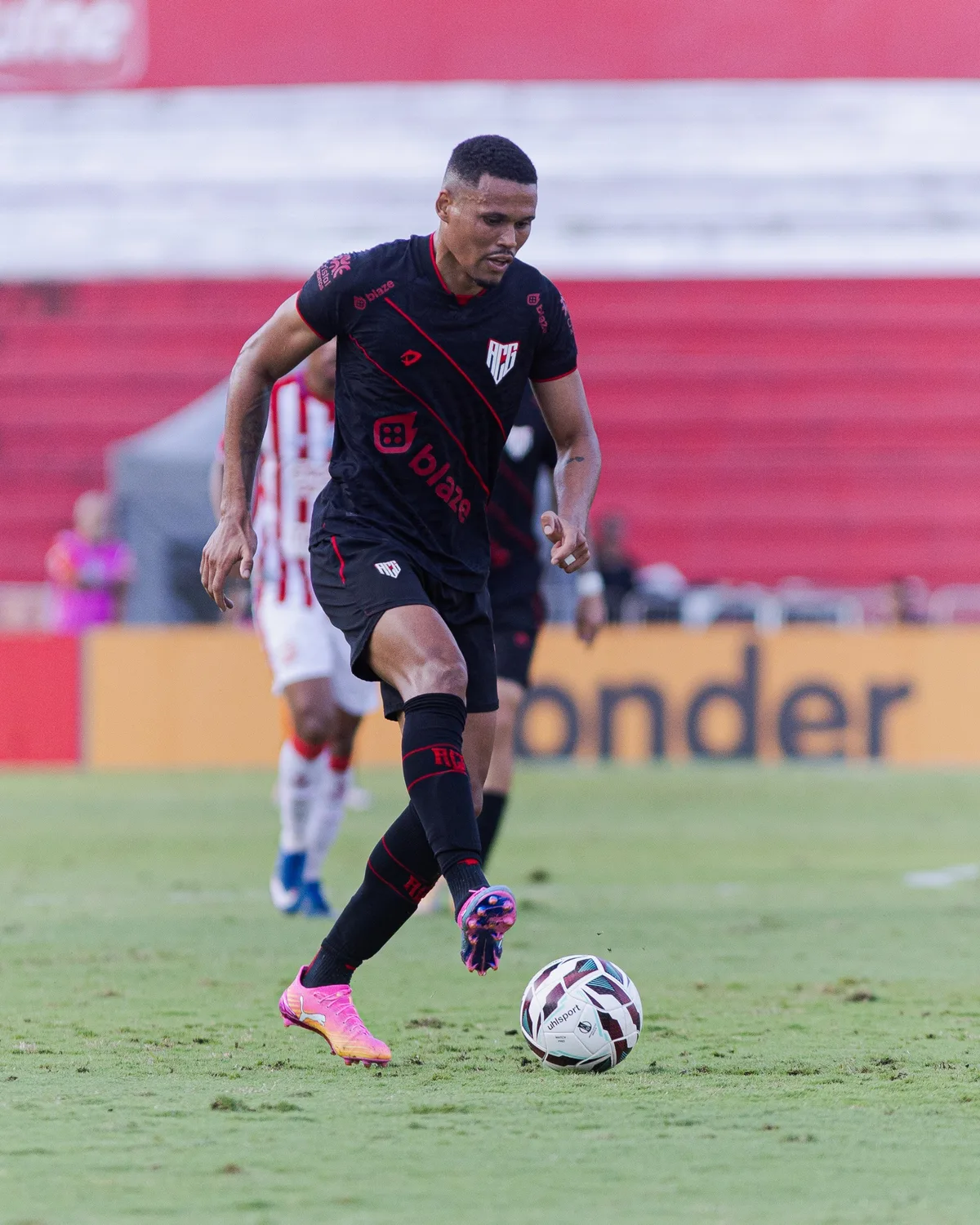 Titular na estreia, Daniel Peixoto mira vitória no clássico para se firmar e ajudar o Atlético-GO