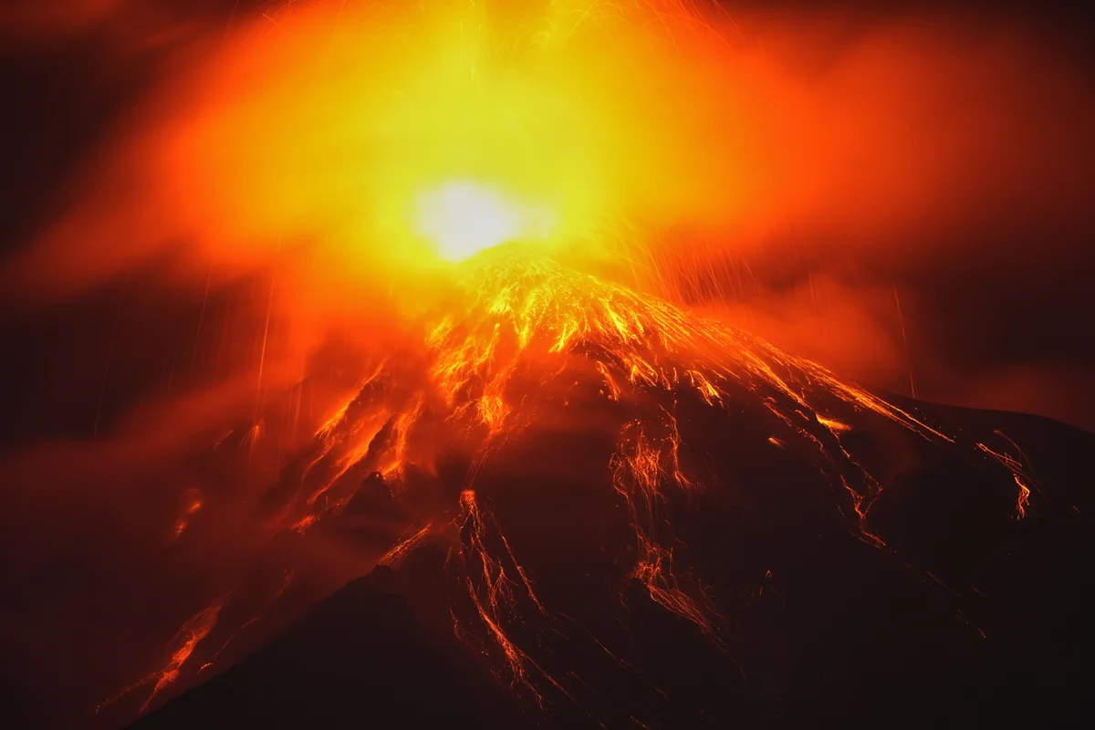 Volcán de Fuego en Guatemala: explosiones, avalanchas al límite de la vegetación y una meseta bajo amenaza por material balístico