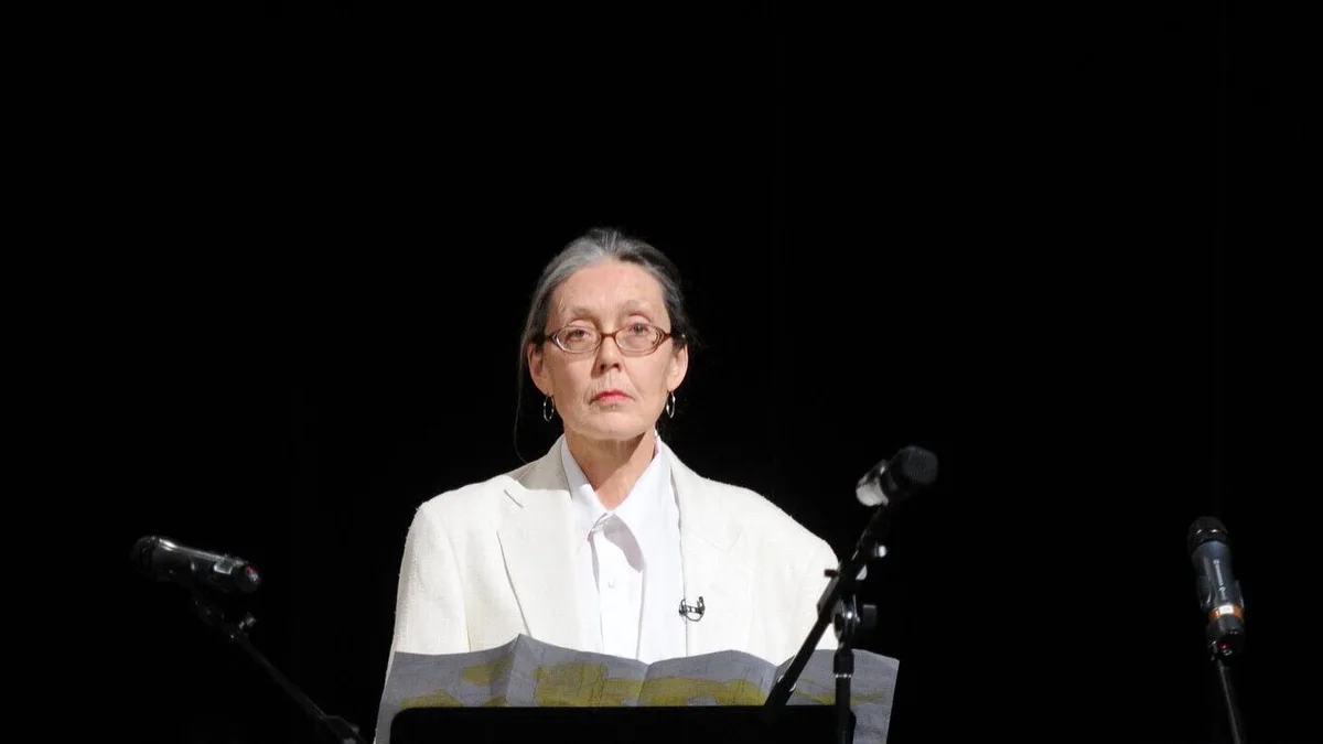 La poeta canadiense Anne Carson es galardonada con el Premio Nobel de Literatura