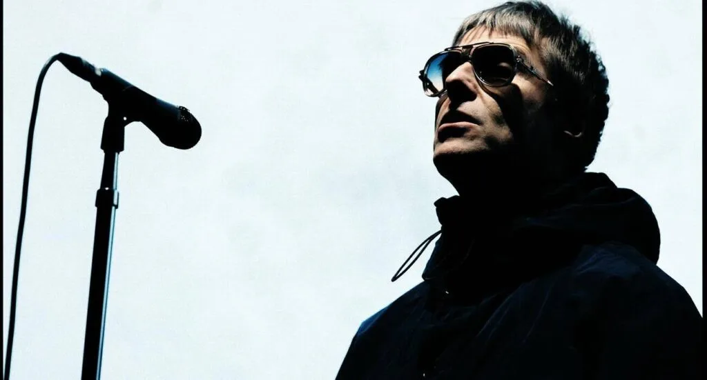 Liam Gallagher, vocalista do Oasis, afirma que sua marca de roupas foi “roubada por abutres”