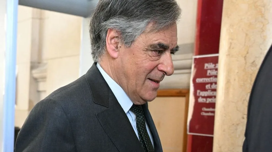 Emplois fictifs : François Fillon suspendu de la Légion d'honneur après sa condamnation