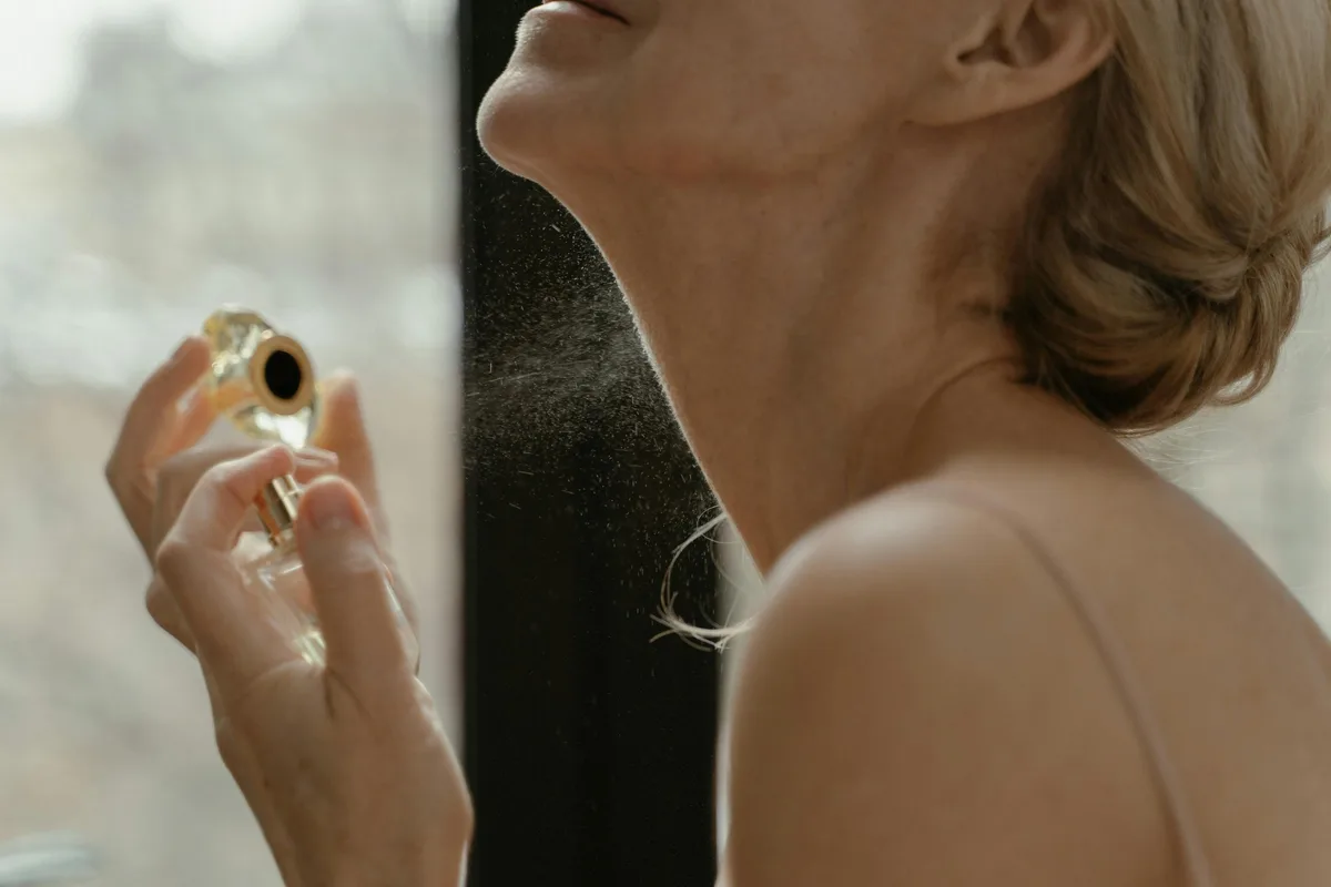 Borrifar perfume no pescoço faz mal à saúde?