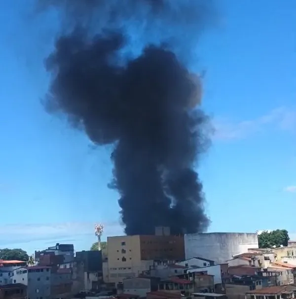Vídeo: base do Samu pega fogo em Salvador; seis ambulâncias são atingidas