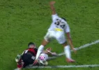 'É mão': CBF divulga áudio do VAR de expulsão de Jorginho em Santos x Fla