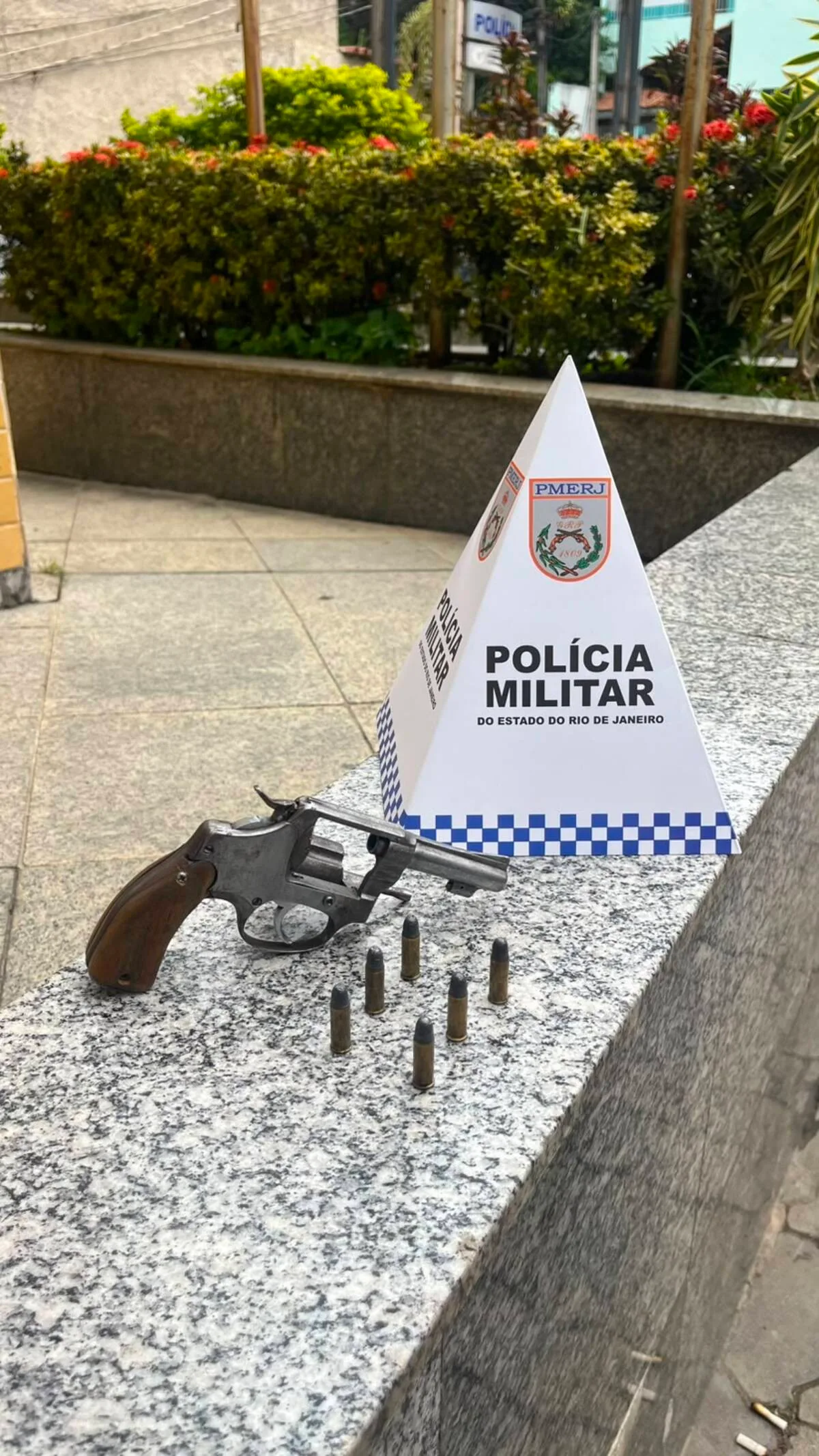 Dois homens são presos com arma em Três Rios