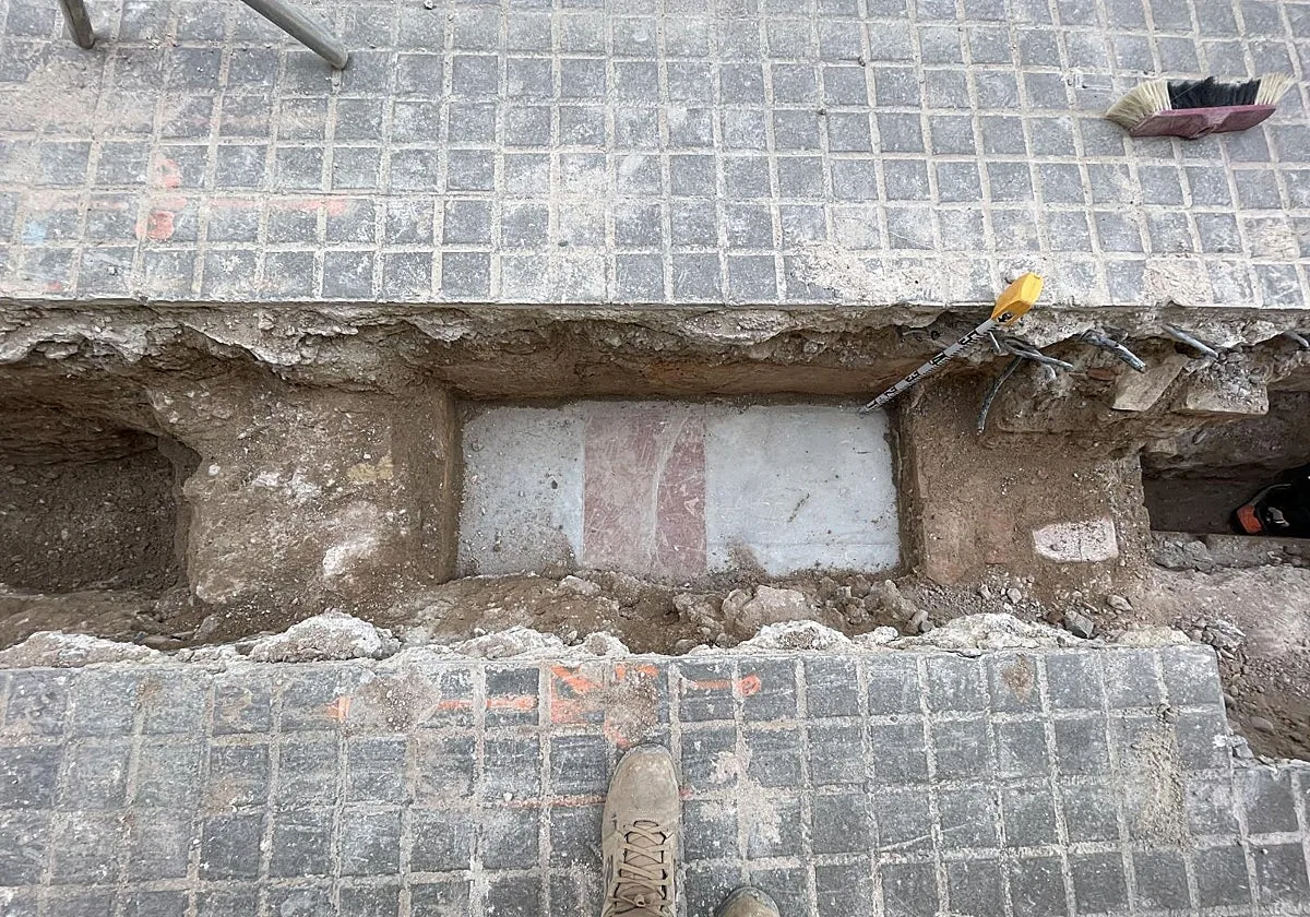 Hallan restos medievales y un cementerio durante las obras de la plaza de San Agustín de Valencia